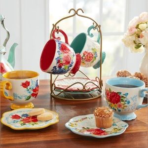 Mug rack with mugs and plates